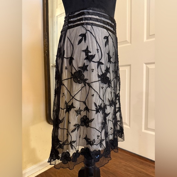 Rachelle Elegant Black Floral Embroidered Skirt - Picture 3 of 9